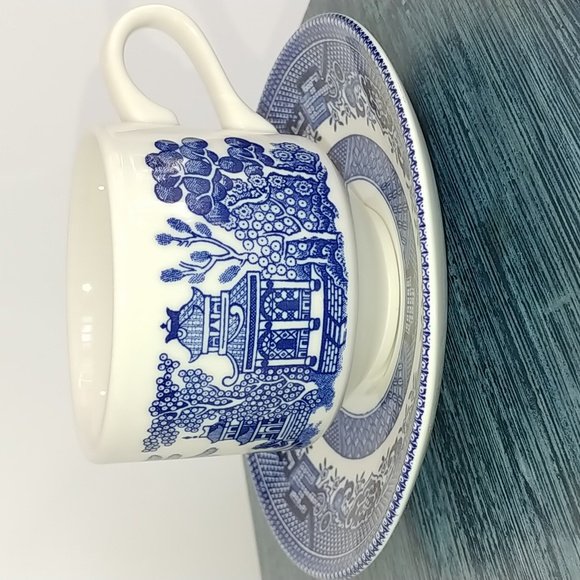 Blue Willow Churchill vintage tea cups & saucers - Picture 8 of 8